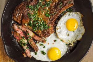 Bistec y huevos